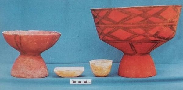 ظرف های موجود در تدفین هشت هزار ساله جیران بانو در محوطه باستانی ازبکی