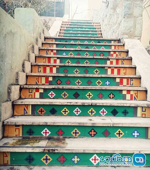خیابان ولیعصر تهران و پله های رنگی آن