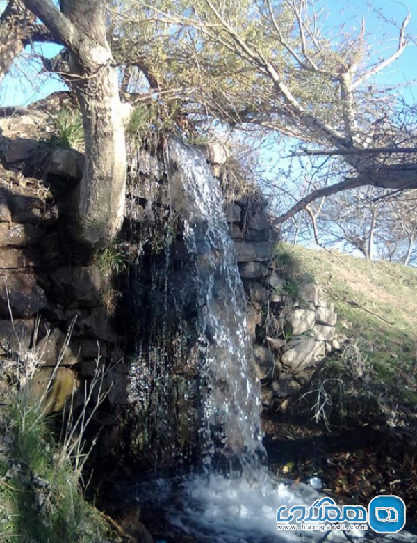 آبشار برغمد یکی از جاذبه های طبیعی استان خراسان رضوی به شمار می رود