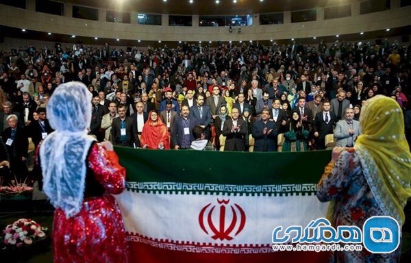 اهتراز پرچم ایران در دستان دو دختر با لباس محلی کردستان و سیستان و بلوچستان