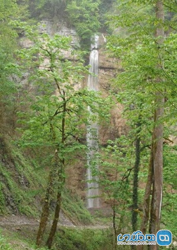 آبشار تودارک یکی از جاذبه های گردشگری استان مازندران به شمار می رود