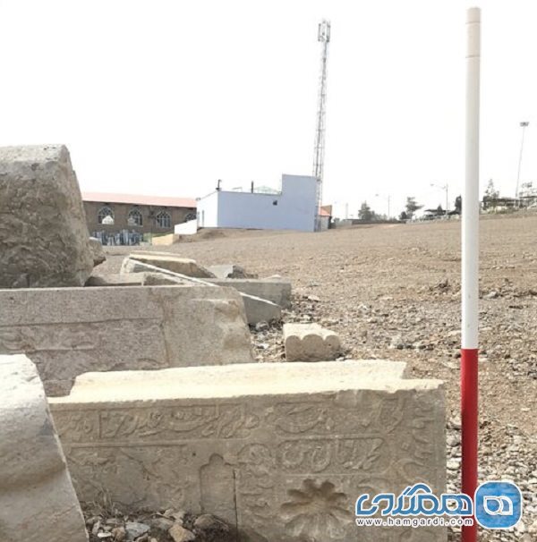 سنگ قبرهای تاریخی در محوطه امامزاده سید محمد خمینی شهر به حال خود رها شده اند