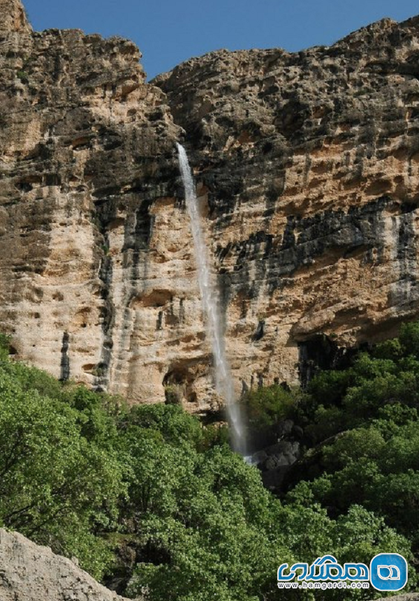آبشار بابا منیر یکی از دیدنی های استان فارس به شمار می رود