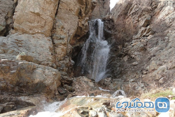 آبشار چهرن یکی از جاذبه های گردشگری استان کرمان به شمار می رود