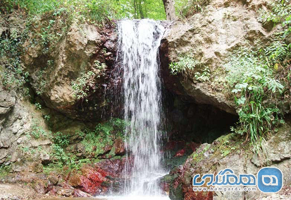 آبشار لار چشمه یکی از جاذبه های طبیعی استان گیلان به شمار می رود