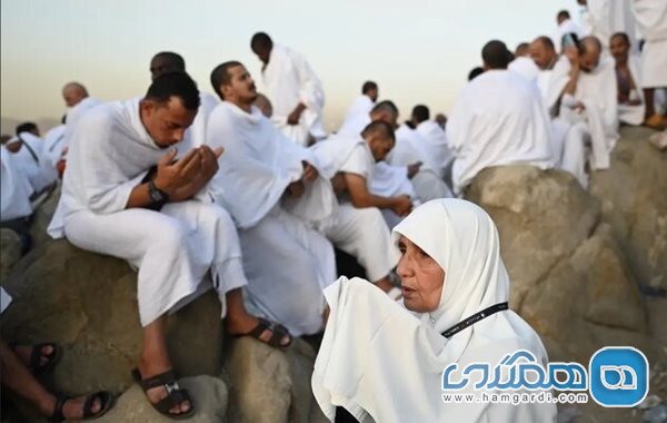 برگزاری مراسم دعای عرفه در گرمای سوزان عربستان