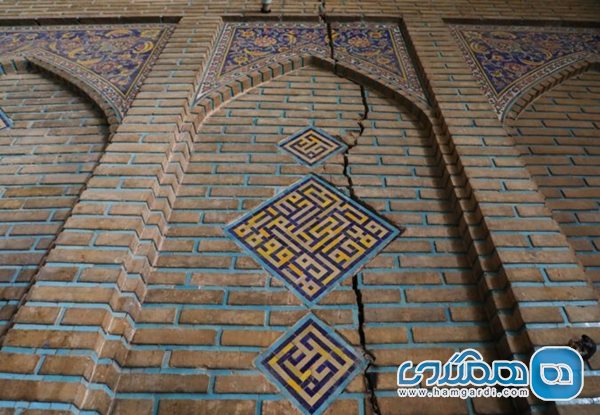 ترک گنبد مسجد سید به دلیل شکاف عمیق فرونشستی در زیر این مسجد است