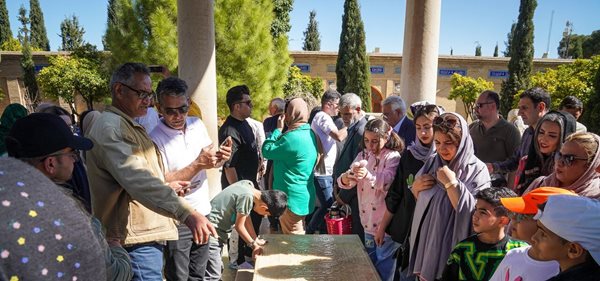 حضور گردشگران نوروزی در آرامگاه سعدی و آرامگاه حافظ شیرازی 2