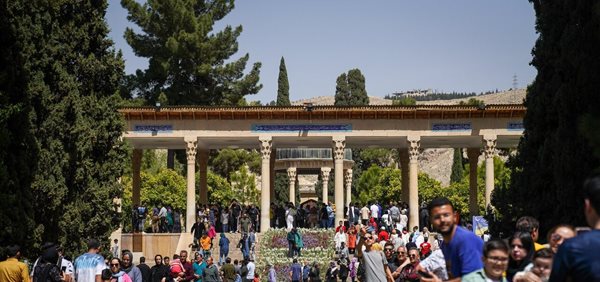 حضور گردشگران نوروزی در آرامگاه سعدی و آرامگاه حافظ شیرازی 6