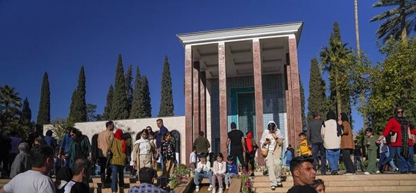 حضور گردشگران نوروزی در آرامگاه سعدی و آرامگاه حافظ شیرازی