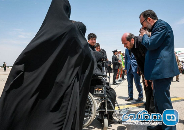 استقبال مادر شهید رئیسی از پیکر فرزندش در فرودگاه مشهد