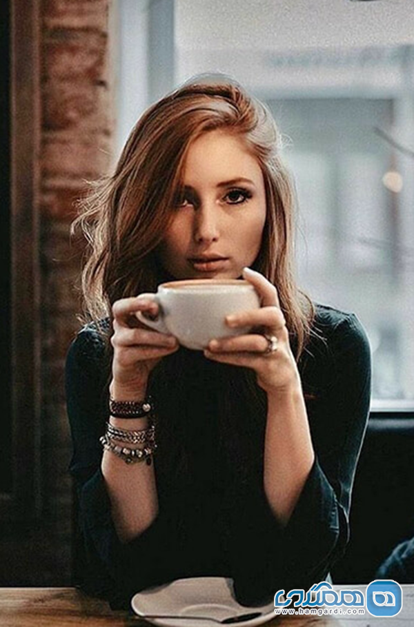 ژست نگاه به فنجان