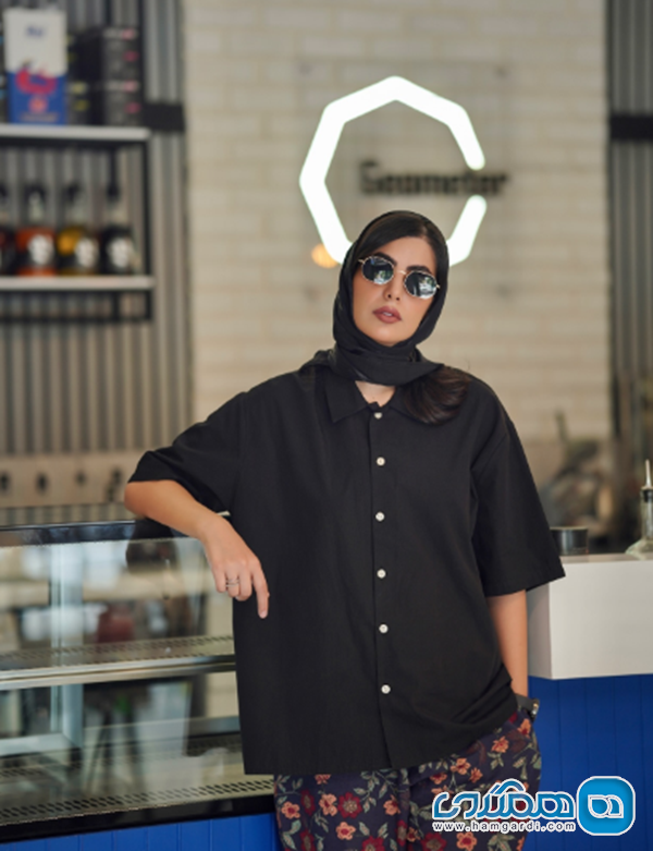 ژست ایستاده در کافه