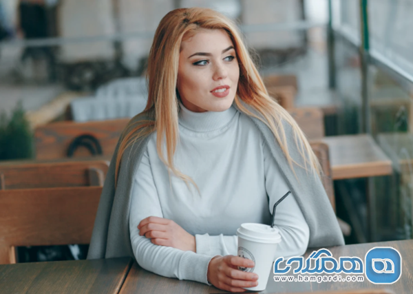 ژست نشسته رو به پنجره