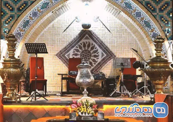 عناصر بصری و تزئینات داخلی: کاشی کاری و بافت سنتی