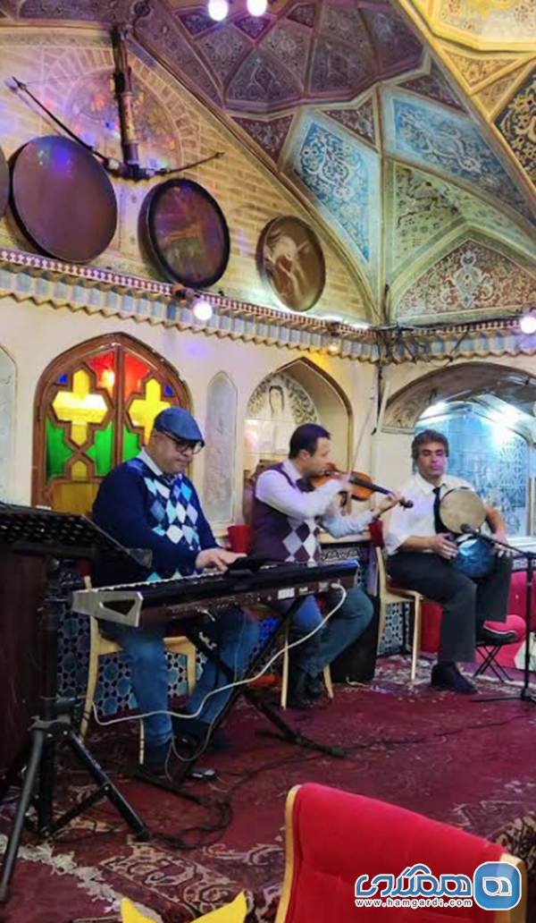 موسیقی زنده و رقص های محلی