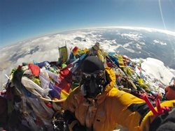 ویدیو هیجان انگیز سلفی روی قله اورست !