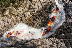 هیجان کایاک سواری در آب های خروشان آبشار را ببینید!